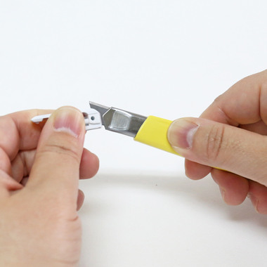 NT Cutter 9mm A-301RP avec auto-lock, jaune pastel