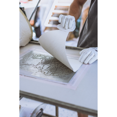 Art edition «Swiss Post’s commitment to art» Numbered art edition «Le invisibili» on linen paper with the original signature of the artist, Marta Margnetti, in a limited edition of 100 copies. 20x30 cm, unframed.