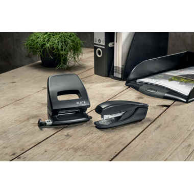 LEITZ Locher NeXXt Recycle 5003-00-95 schwarz, CO2 neutral 30 Blatt
