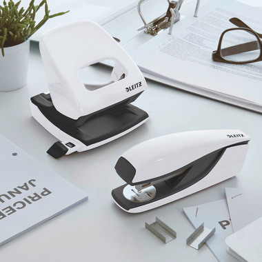LEITZ Perforateur/Agrafeuse WOW 5095-10-01 blanc, Bundle 30 feuilles