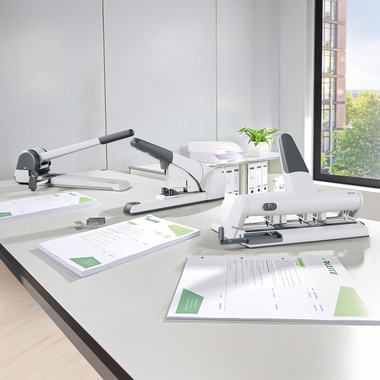 LEITZ Bucatrice AKTO 4-6/6mm 51140084 grigio chiaro 30 fogli